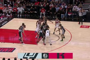 心領(lǐng)神會！亞當斯跳球直接拍至前場 杰倫-格林加速狂飆起飛炸扣