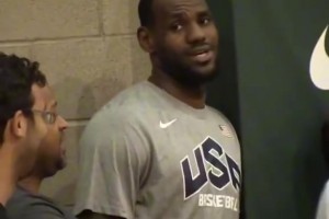 15歲的布克打比賽，場邊的觀眾居然是詹姆斯和歐文！