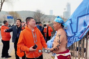 山東泰山vs大連英博，賽前兩隊(duì)球迷相遇了...