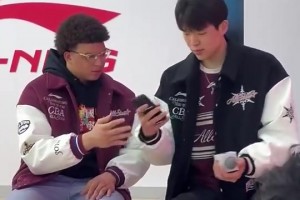 ??憨憨的！洛夫頓手機(jī)直播出現(xiàn)問題，轉(zhuǎn)頭趕緊請教楊瀚森