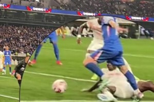 現場鏡頭再看特謝拉禁區(qū)內倒地，點球取消但假摔也未吃牌