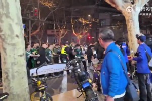 申花國安賽后爆發(fā)沖突，申花球迷倒地捂臉