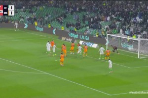 反應(yīng)真快??！卡爾多索甩頭攻門變線，庫(kù)爾圖瓦神級(jí)反應(yīng)極限撲出