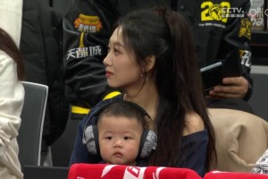 太太團！吳前嬌妻攜愛子現(xiàn)場觀戰(zhàn)CBA全明星賽