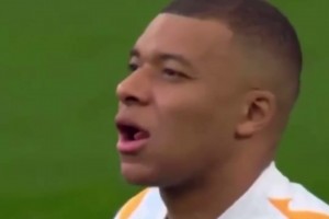 拔牙后的姆巴佩不開心??訓(xùn)練時(shí)總不自覺的舔空缺的地方