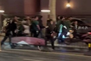 沖突！申花國安賽后球迷發(fā)生肢體沖突，有人捂臉倒地