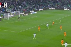 皇馬遭反超！呂迪格送點(diǎn)，伊斯科主罰完成傳射&滑跪慶祝