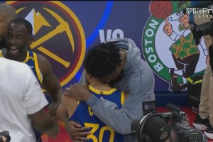 國(guó)家隊(duì)隊(duì)友！恩比德賽后找到庫(kù)里相擁，兩人一起交流了一番！