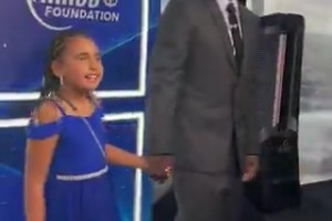 歐文的女兒終于現(xiàn)身了，目前顏值還跟不上老爹呀