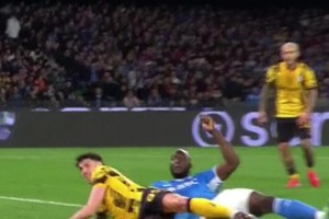 巴斯托尼的兩次封堵幫助藍(lán)黑軍團(tuán)從馬拉多納球場(chǎng)帶走分?jǐn)?shù)??