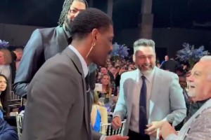 ??大金耳墜太搶眼了！西裝革履歐神仙 眉清目秀戴維斯??