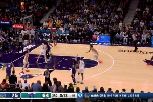 最感同身受的人！歐文完成罰球后，濃眉和工作人員將其攙扶下場(chǎng)