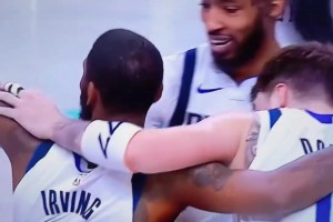 海外俠蜜：東歐此前與獨(dú)行俠眾將相擁這一幕??如今令人潸然淚下