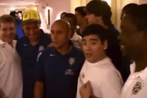 在哪都是偶像！2005年老馬造訪巴西國家隊