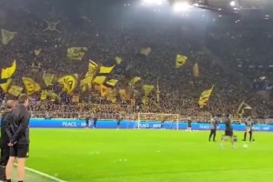 球場氛圍永遠都是一流！現(xiàn)場直拍多特蒙德的南看臺球迷！