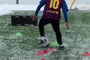 雪地梅西啊你??！雪地里的運球訓(xùn)練別有一番風(fēng)味