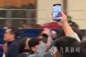 外國記者被姚明2米26身高震驚 記者將相機(jī)舉過頭頂拍照~