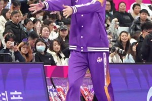 三代女籃同框，2米24的張子宇這天賦快要溢出屏幕了....