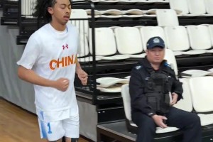 徐靜雨：詹姆斯今天發(fā)揮已經(jīng)很出色，但是東契奇鋒芒仍蓋過(guò)了他