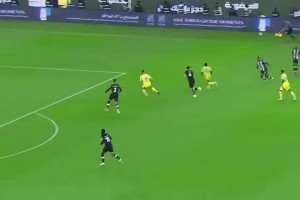 球迷模仿造型遭C羅調(diào)侃，C羅：你這扮的不像我，你太丑了！