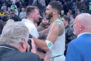 可敬的對手！賽后，在去年總決賽對決過的東契奇&塔圖姆擁抱致意