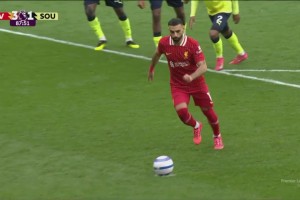 菅原由勢離譜手球送點(diǎn)！薩拉赫點(diǎn)球穩(wěn)穩(wěn)命中雙響！