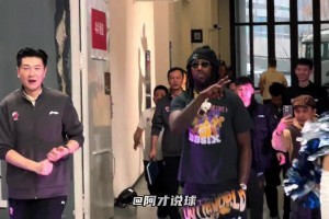 哈雷爾亮相烏魯木齊奧體中心，穿搭潮范十足，感覺像來走秀。??