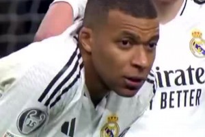 立功！姆巴佩是第一個看到小蜘蛛二次觸球，并找第四官員說明情況