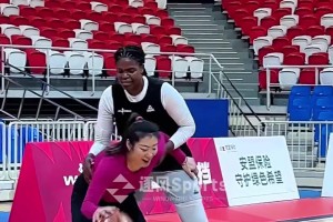 李夢1V1瓊奎爾-瓊斯！都是大體格子啊 誰能贏哈~