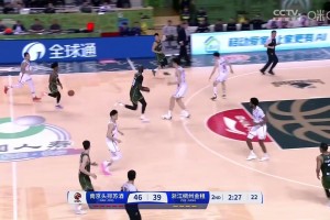 你們2米28的人都這么打球的嗎？法爾這個(gè)空接暴扣，幾乎都沒咋跳啊