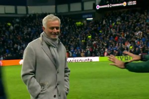 加時遭遇兩次爭議判罰！賽后穆帥冷笑頻頻點頭！