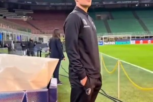 有太多回憶??！41歲的范佩西歐冠賽前踩場(chǎng)