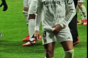 回?fù)?！姆巴佩?duì)馬競球迷做出“抓下體”動(dòng)作??