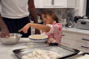 生活美得很！保羅-喬治在家陪女兒做炸雞??????