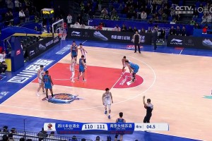 阿日你在干嘛？！四川落后一分發(fā)邊線球，曾繁日匪夷所思提前犯規(guī)，送對手上罰球線絕平