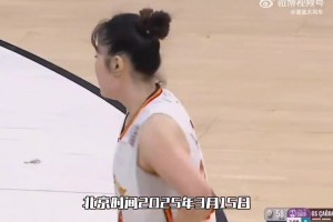 ??千萬別有事！李月汝最后時刻進(jìn)攻后摔倒在地，看表情很痛苦