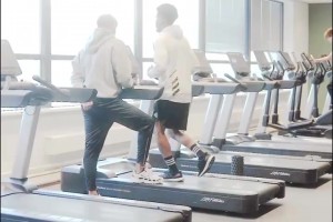 太不走運(yùn)了！現(xiàn)場(chǎng)直拍胡桑諾夫?qū)Σ既R頓的烏龍球！戲劇性的一幕！