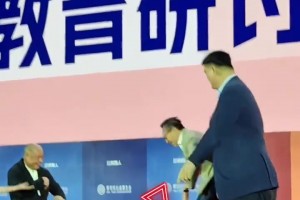 和姚明合個影有多不容易？李寧和蔡崇信各拿了一把椅子站上去