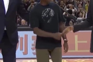 姚明這情商實在太高了！合影時主動把C位讓給了喬丹