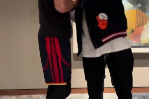 來人，把杜知道的球衣叉下來...??