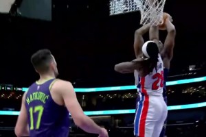 老詹&庫(kù)里看完點(diǎn)贊！錫安罰球線一步起飛雙手炸裂隔扣斯圖爾特！