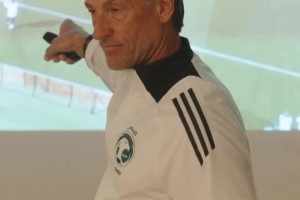 備戰(zhàn)與國足關(guān)鍵戰(zhàn)！沙特主教練在訓(xùn)練前向球員們分析比賽錄像