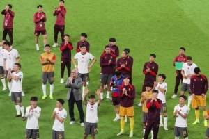 國足客場0-1負于沙特！賽后謝場國足向遠道而來的中國球迷致意！