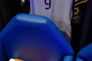 更衣室Ready！國足今晚身穿白色球衣出戰(zhàn)！