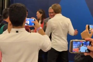 ??沙特主帥揪著領(lǐng)子調(diào)侃伊萬：后面比賽也要保持這場的強度