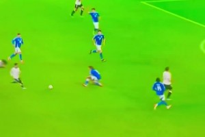 ??看著都疼！卡拉菲奧里膝蓋反關(guān)節(jié)扭傷，其左膝曾ACL重傷