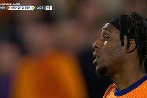 尼科-威廉姆斯晃過(guò)弗林蓬遠(yuǎn)射被撲！梅里諾門前補(bǔ)射破門絕平！