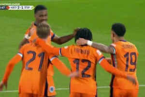 荷蘭2-1反超西班牙！弗林蓬插上橫傳助攻！賴因德斯推射破門！