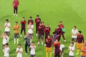 球迷：這次賽后謝場和上輪打日本的謝場相比，明顯心氣不足