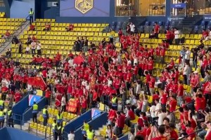 氣場真足！國足球迷提前2小時進場，高歌打鼓震驚沙特記者